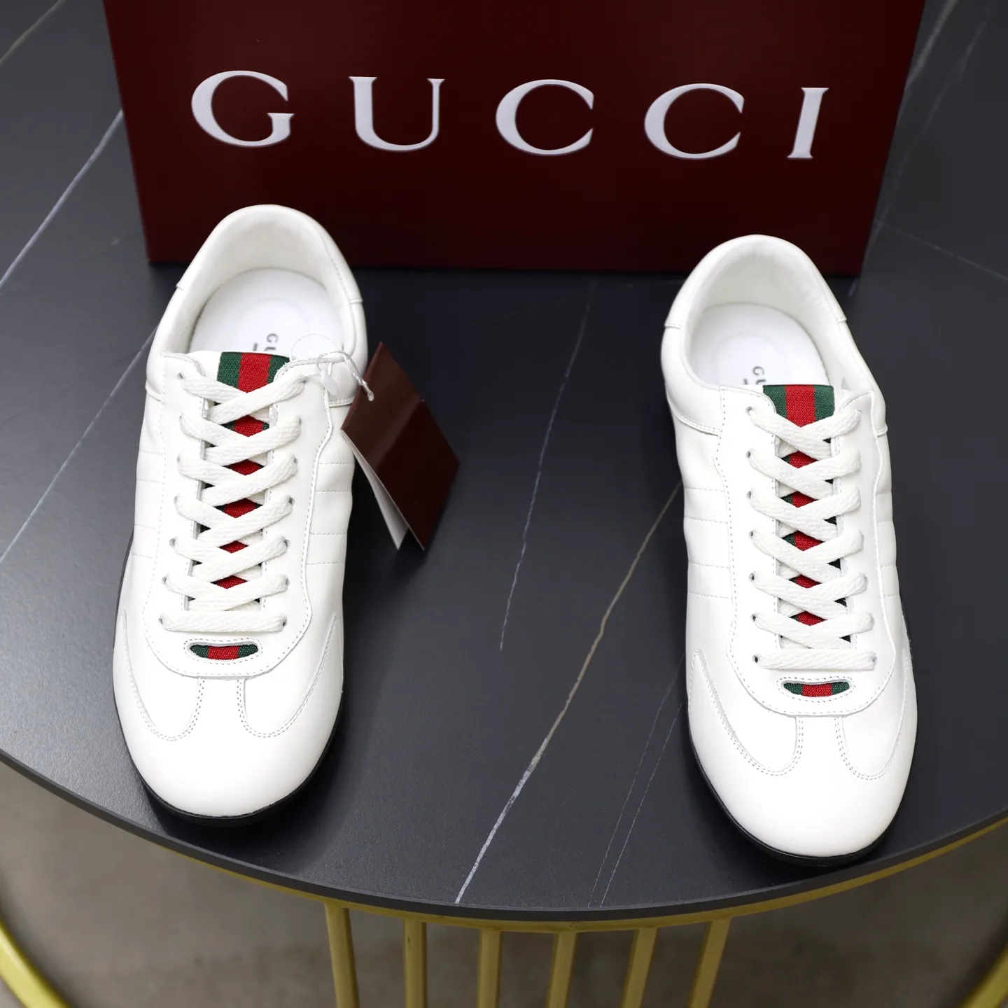 Ex-factory price: 580💰💰Gucci Shift series couple's sports shoes ❗❗ The Gucci Shift series is newly launched, with a lightweight design that reinterprets sports style. The neat silhouette adds a sense of freedom and exudes sophistication when moving. The webbing detail runs like an endless ribbon throughout the design, and the side seam details add a finishing touch. ❗Original development ❗Washed effect cowhide upper ❗Two-color Tpu outsole ❗Size: Female 35-41 Male 39-45